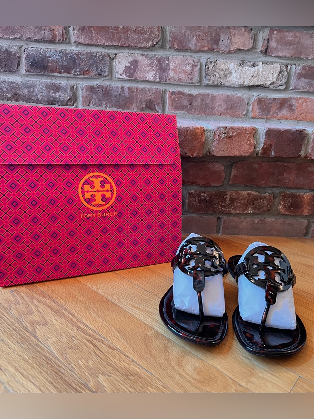 Tory Burch Black & Brown Tortoise Shell Printed Patent Leather Miller - Picture 2 of 13